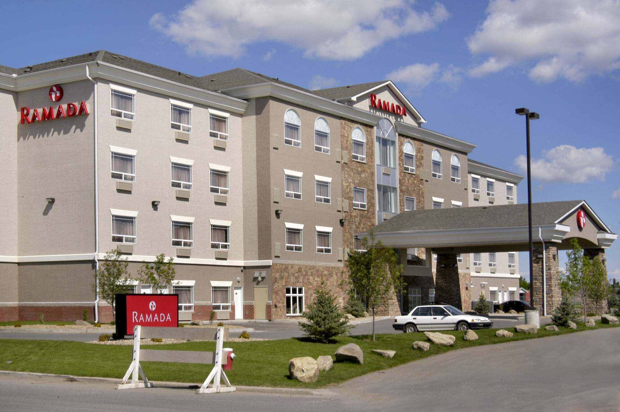 Ramada By Wyndham High River Hotel Екстериор снимка